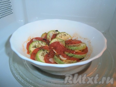Отправить тарелку с кабачками и помидорами в микроволновку на 8-9 минут при мощности 750 Ватт.
