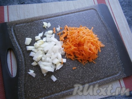 Очищенную луковицу нарезать кусочками, затем очищенную морковку натереть на крупной тёрке.
