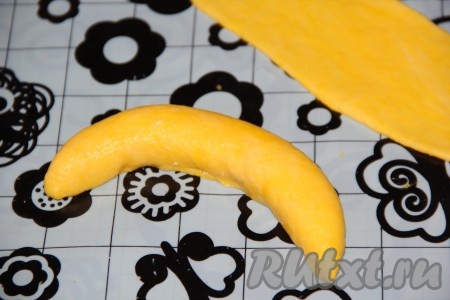 Защипать края овала, чтобы начинка оказалась внутри, затем сформировать банан. Таким образом сформировать всё печенье с творогом в виде банана.

