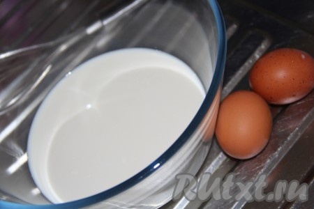 Вначале замесим блинное тесто, для этого в миске нужно соединить молоко, яйца, соль и сахар. 