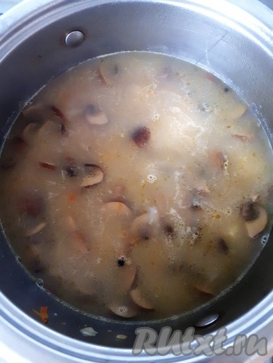 Если используете более мелкие макароны, например, вермишель, их следует добавить в суп чуть позднее.

Варить суп с шампиньонами и макаронами до мягкости картофеля. Заправить суп плавленым сырком. Размешать, чтобы сыр растворился, и выключить огонь.