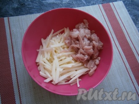 Картофель очистить и нарезать тонкой соломкой, добавить к рубленному мясу.

