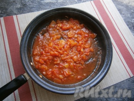Посолить соус, перемешать и протушить на медленном огне 3-4 минуты (до состояния соуса). При необходимости, можно добавить чуточку воды - это зависит от сочности помидора. 