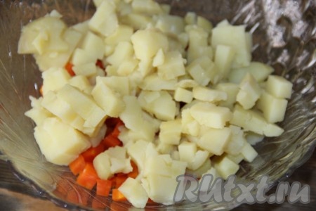 Картофель предварительно сварить в мундире (варить минут 20-25 с начала кипения воды), остудить, очистить, нарезать на средние кубики и соединить с морковью.
