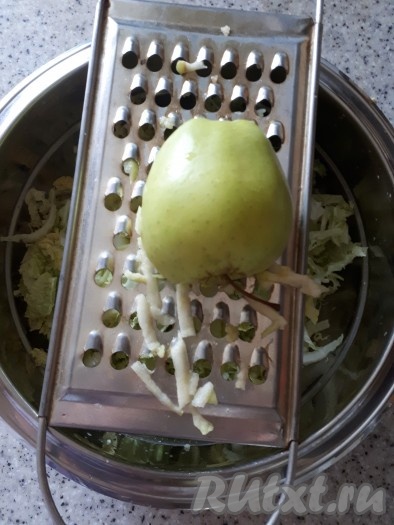 Яблоко (кожицу, по желанию, можно очистить) натереть на тёрке, добавить к пекинской капусте.
