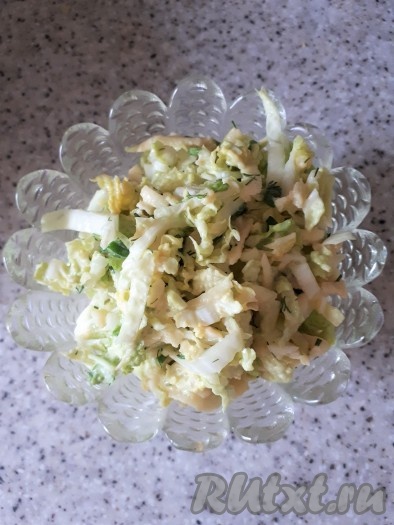 Вкусный, сочный салат из пекинской капусты с яблоком готов. Остаётся выложить салат в салатницу и украсить по своему усмотрению.