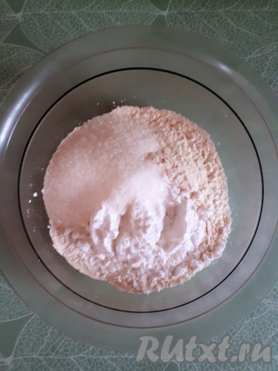 Замесить песочное тесто, для этого соединить в миске муку, крахмал и сахар.