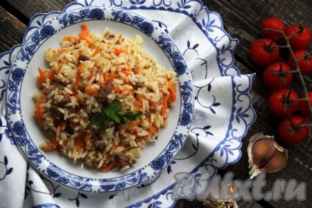 Подать рис с тушёнкой, приготовленный на сковороде, в горячем виде. По желанию, можно посыпать рубленной зеленью. Готовится это блюдо достаточно просто и быстро, а получается и сытным, и вкусным, попробуйте!
