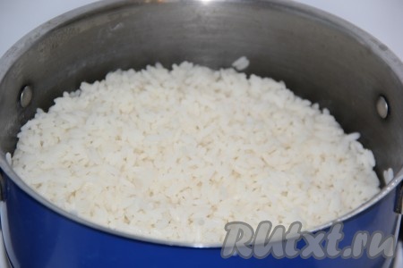 Откинуть рис на дуршлаг с мелкой сеткой, промыть холодной водой и вернуть обратно в кастрюлю. Такой рис получается рассыпчатым и его можно использовать для приготовления салатов или в качестве гарнира к рыбе и мясу.
