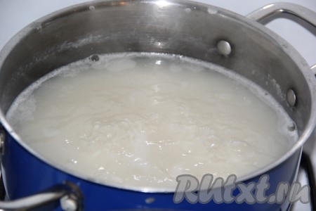 Воду влить в кастрюлю и добавить соль. Как только вода закипит, всыпать рис. Я взяла 1 стакан риса. Воды должно быть много. Варить рис в большом количестве воды, примерно, 15-20 минут на небольшом огне. Пробуем рис, он должен быть не переваренным.
