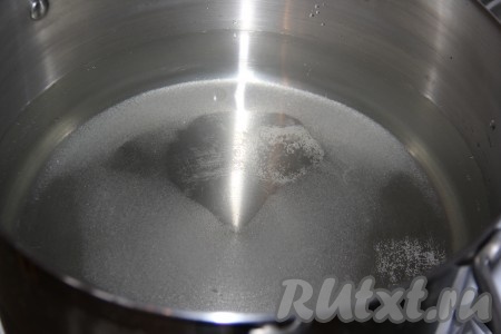 Для того чтобы приготовить сироп, нужно соединить в кастрюле воду и сахар, поставить на огонь и дать закипеть.
