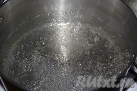 Теперь приготовим сироп, для этого насыпаем в кастрюлю сахар, вливаем воду и ставим на огонь. Провариваем сахарный сироп после закипания минуты 3 (сахар за это время должен полностью раствориться).
