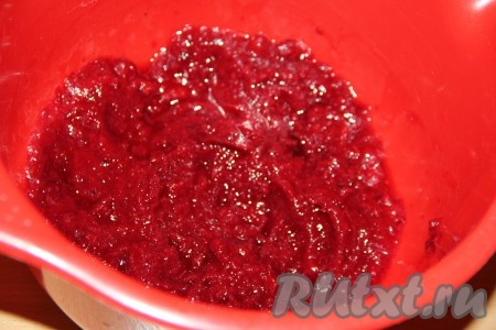 С помощью погружного блендера пробить ягоды красной смородины в пюре.
