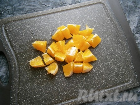 Апельсин очистить, каждую дольку разрезать на 2 части, удаляя все косточки.
