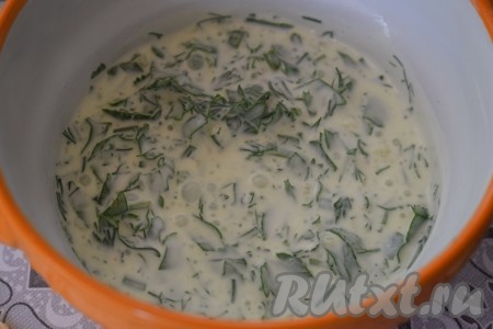 К зелени и чесноку добавим сметану, перемешаем и наш соус для смазки лаваша готов.
