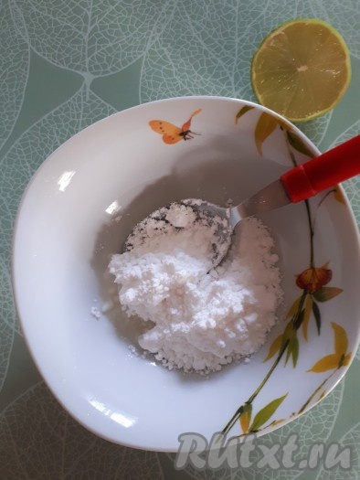 Постепенно добавлять в сок сахарную пудру, каждый раз тщательно перемешивая. Добавлять пудру до тех пор, пока глазурь не получится нужной густоты.