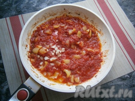 Перемешать перец с измельчёнными помидорами, добавить измельчённый чеснок, перемешать и протушить 2-3 минуты на небольшом огне.
