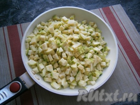 Кабачки нарезать небольшими кубиками, выложить в сковороду, в которую влить 80 грамм растительного масла.
