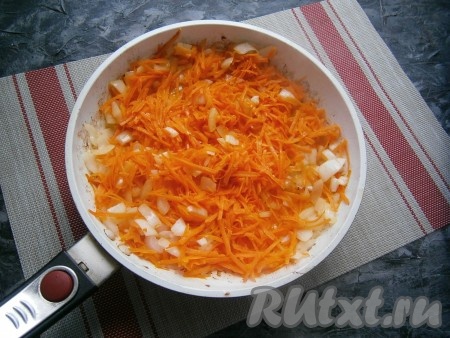 Далее добавить к кабачкам лук, перемешать, обжарить около 3-4 минут, помешивая время от времени, затем добавить морковь, перемешать.
