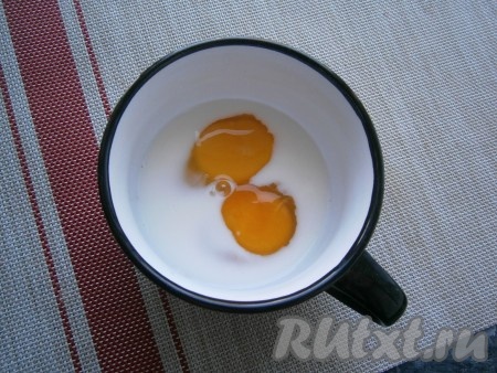 В чашку вбить яйца, добавить молоко и соль.

