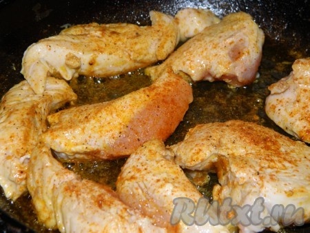Куриное филе нарезать на небольшие полоски, посыпать солью, специями, выложить в один слой на сковороду и обжарить с двух сторон до готовности.
