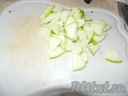Яблоко, очистив от семян, нарезать на небольшие кусочки (кожуру я не удаляла).