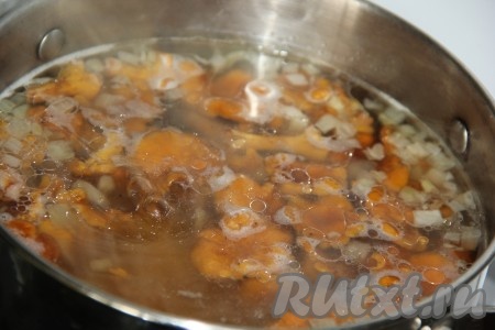 Добавить лук в кастрюлю с грибным супом из лисичек и картошки.
