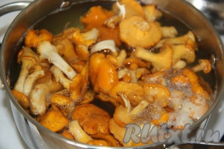 Добавить лисички. Если грибы крупные, можно нарезать их на средние кусочки. Дать закипеть, а затем варить картофель с грибами 25 минут на небольшом огне.
