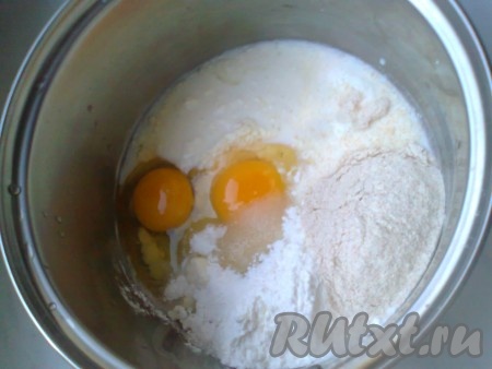В миску разбить яйца, добавить к ним сахар и ванильный сахар, творог и молоко, всыпать соль, просеянную муку и крахмал.
