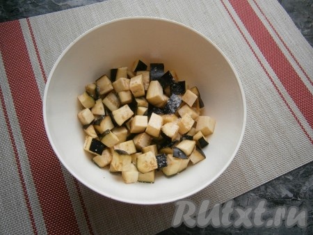 Баклажан нарезать крупными кубиками, посыпать солью и оставить на 15 минут.
