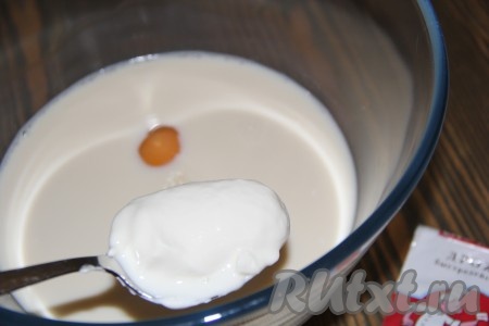 Молоко слегка подогреть (примерно, до 40 градусов). Соединить молоко, яйцо, сметану и слегка перемешать. 