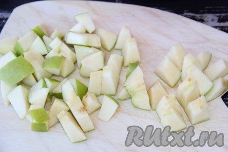 Яблоко вымыть, очистить от семян, а затем нарезать на средние дольки.
