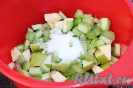 Для приготовления начинки соединить нарезанные ревень и яблоки, всыпать ванильный сахар, перемешать.
