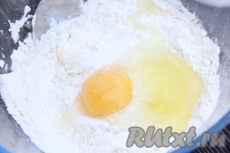 В получившуюся крошку добавить сырое яйцо.
