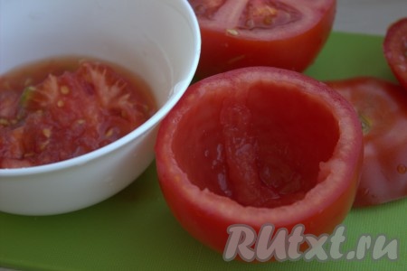 При помощи чайной ложечки аккуратно, не повреждая целостность помидора, удалить всю мякоть (мякоть помидора можно не выбрасывать, а приготовить томатный соус для пиццы).
