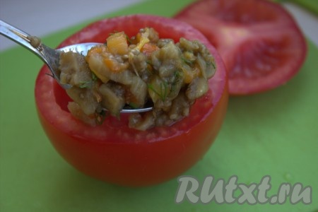 Каждый помидор нафаршировать подготовленной начинкой из баклажанов и перца.

