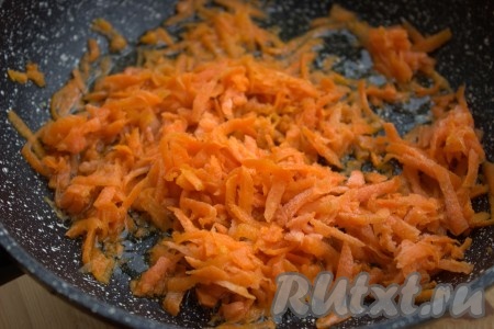 Морковь помыть, очистить и натереть на средней тёрке. Влить растительное масло в сковороду, добавить натёртую морковку, обжаривать её на среднем огне, периодически помешивая, до мягкости (минут 5-6).
