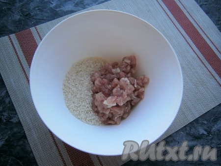Рис перебрать, высыпать в миску (не промывать), добавить рубленое мясо.
