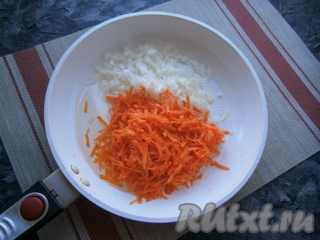 Почистить морковь и лук. Мелко нарезать лук, морковь натереть на крупной тёрке и поместить в сковороду с растительным маслом.
