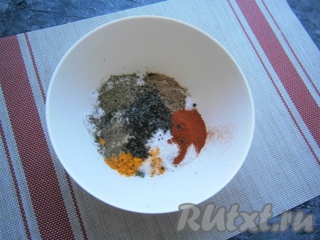 Каменную соль насыпать в миску, добавить молотую паприку, хмели-сунели, молотый кориандр, куркуму, чёрный молотый перец и сушёный базилик.
