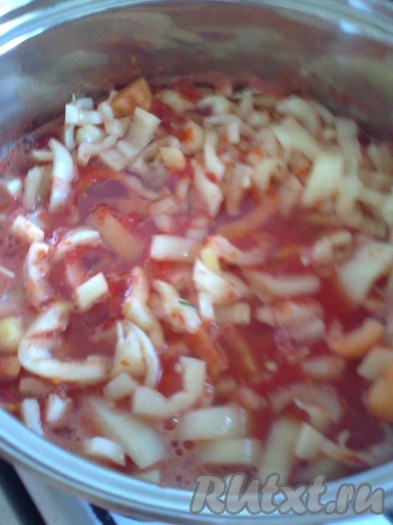 Когда томатное пюре проварится 20 минут, добавляем в него нарезанный болгарский перец, перемешиваем и тушим 30 минут, иногда помешивая. 