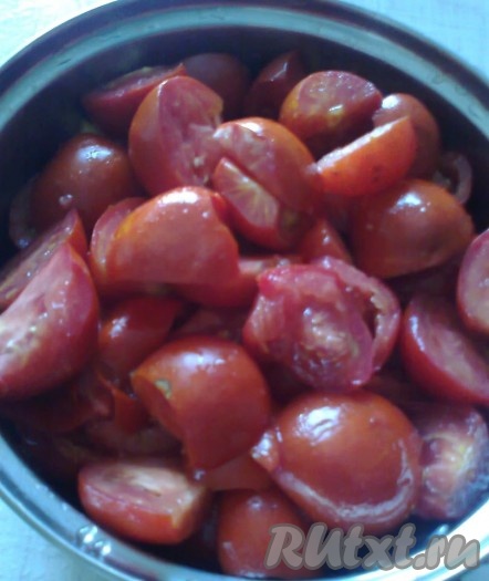 Красные, спелые помидоры тщательно моем, вырезаем плодоножку. Разрезаем каждый помидор, в зависимости от его размера, на четвертинки или половинки и кладём в глубокую миску.
