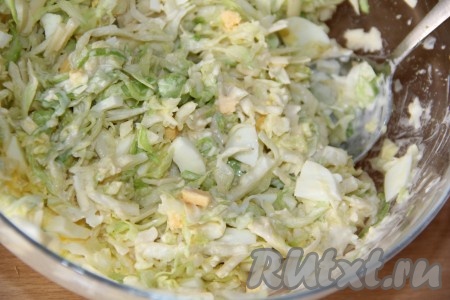 Заправить салат майонезом и тщательно перемешать. Мы предварительно подсаливали капусту, поэтому дополнительно салат можно не солить.
