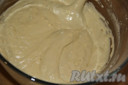Аккуратно перемешать тесто лопаткой. Тесто для приготовления бисквитного пирога с ревенем получится очень воздушным, в меру густым (как на фото).
