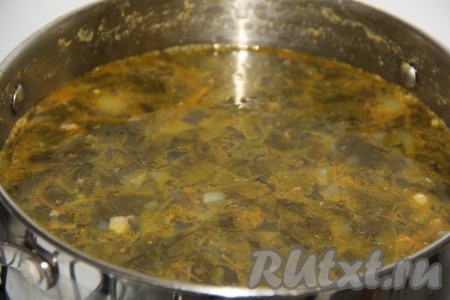 Довести суп из щавеля с тушёнкой до кипения и варить 2 минуты на огне ниже среднего, посолить по вкусу. Снять суп с огня и дать настояться в течение 10 минут.
