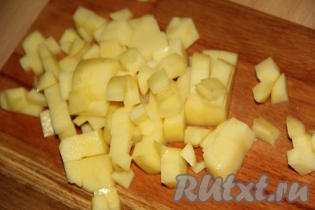 Картофель почистить и нарезать на кубики.
