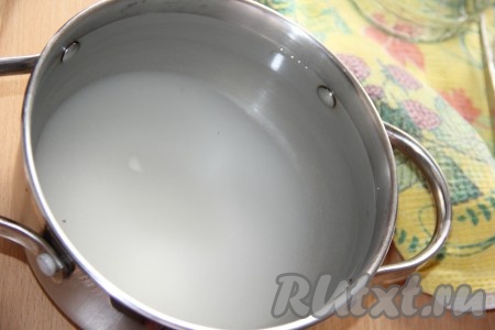 Для приготовления рассола влить воду в кастрюлю, всыпать соль и сахар.
