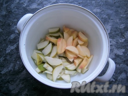 Вымыть груши и яблоки, удалить из них семена и хвостики, а затем нарезать в кастрюлю дольками.
