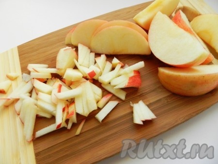 Соломкой нарезать яблоко для салата.