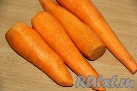 Морковь почистить, кабачки вымыть. Для этой заготовки лучше использовать молодые кабачки с тонкой, нежной кожурой (если кожура жестковата, просто срежьте её) и маленькими семечками.